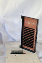 Eyelash extension set with 'SHO-MI' branding on a white background