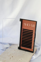 Eyelash extension tray with 'SHO-MI' branding on a white background